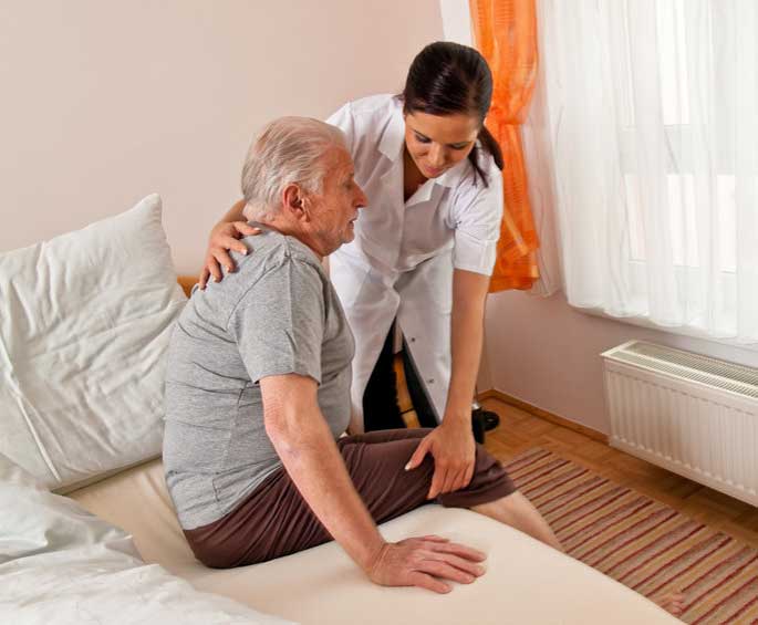 oude man uit het bed helpen